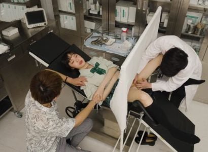 Доктор очаровывает пациента при обследовании
