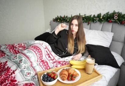 Возбужденная девушка сестры для нового младшего брата