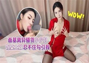 Красивая девушка с сексуальным синим сексом