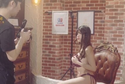 Открывающая богиня очаровала его, чтобы сфотографировать тягу